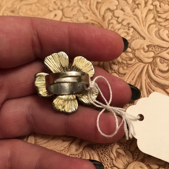 Cute Costume Jewelry Ring - Picture 3 of 3